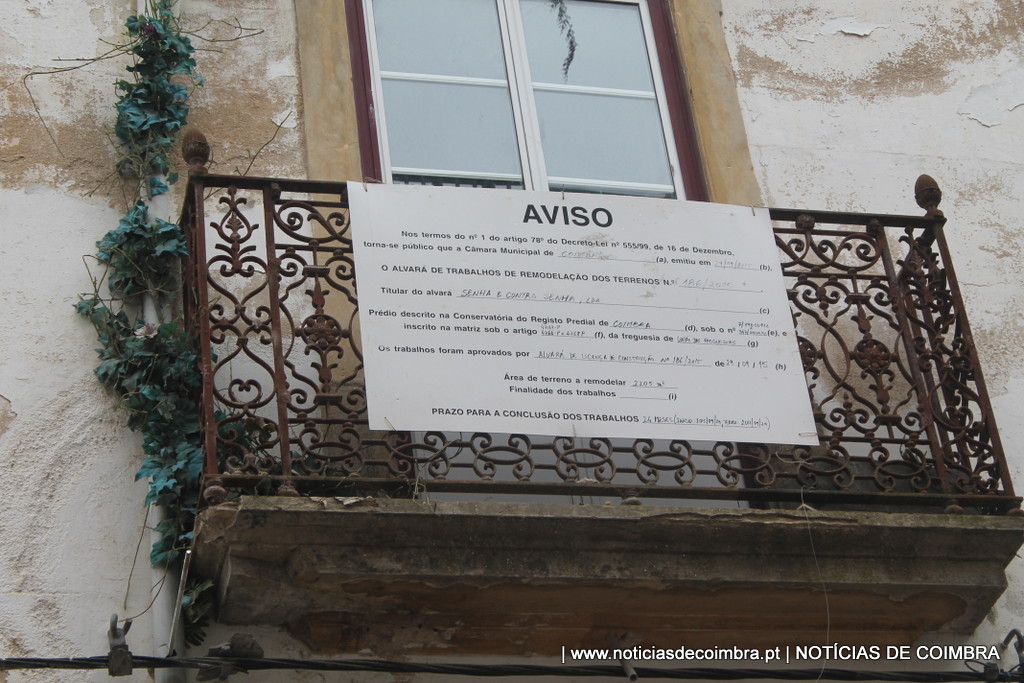 Placade licenciamento afixada na rua oposta aquela em que ocorreu a queda do andaime.