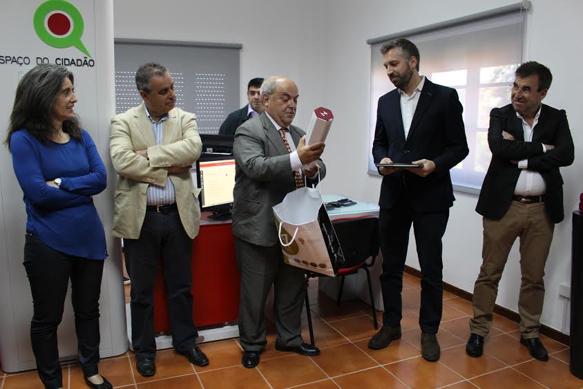  Troca de lembranças: Rui Marqueiro (presidente da Câmara da Mealhada), acompanhado do restante executivo e Pedro Nuno Santos