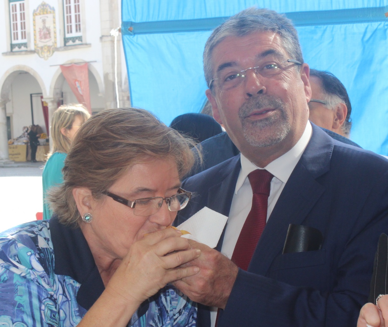 Marta Machado saboreia Rosa da Rainha oferecida por Manuel Machado