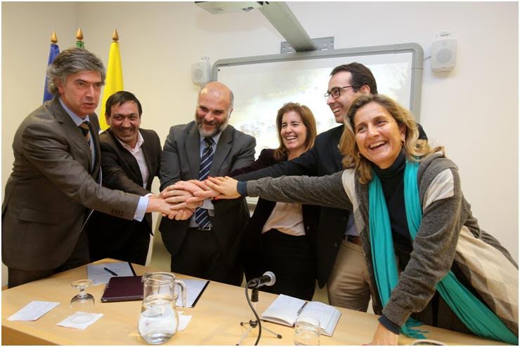 Momento de celebração da assinatura do protocolo Cyclin Portugal. Da esquerda para a direita: Pedro Machado, Presidente da Turismo Centro de Portugal, Delmino Pereira, Presidente da Federação Portuguesa de Ciclismo, Paulo Fernandes, Presidente da ADXTUR, Ana Mendes Godinho, Secretária de Estado de Turismo, Luís Antunes, Presidente da Câmara Municipal da Lousã, Ana Abrunhosa, Presidente da Comissão de Coordenação e Desenvolvimento Regional do Centro.