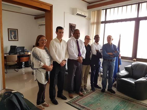 Reunião de trabalho no Ministério da Saúde de Cabo Verde. Da esquerda para a direita: Drª Vanda Azevedo (Presidente do Colégio de Cardiologia da Ordem dos Médicos de Cabo Verde), Prof. Doutor Lino Gonçalves (Director do Serviço de Cardiologia do CHUC-HG), Dr. Arlindo do Rosário (Ministro da Saúde de Cabo Verde), Dr. Nuno Quintal (Representante do Colégio de Cardiologia da Ordem dos Médicos de Portugal, Dr. Luís Dias (Cardiologista de Cabo Verde), Dr. José Nascimento (Cardiologista do CHUC-HG). 