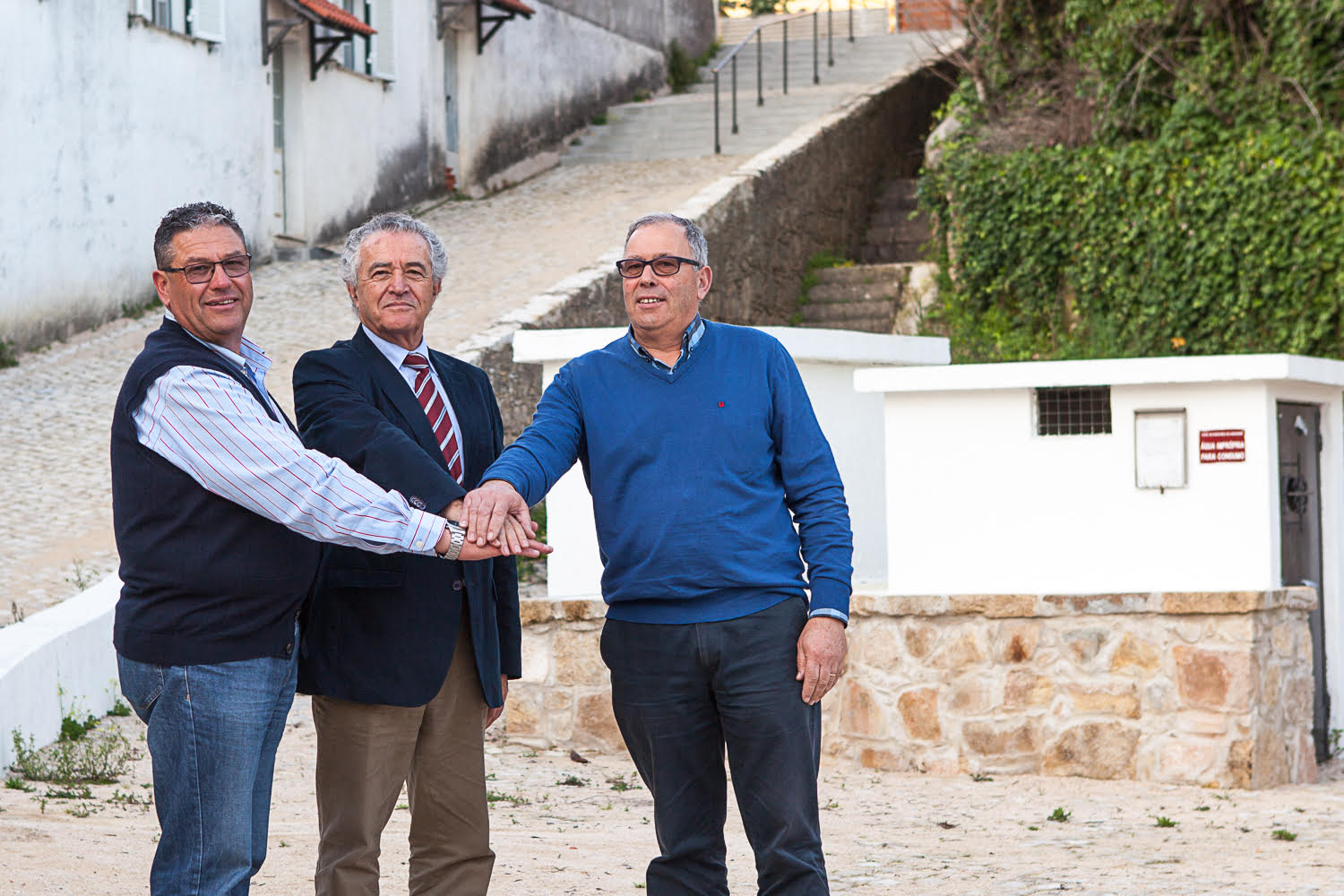 Na foto Jaime Ramos, Jose Filipe e António Teodoro (actuais presidente e tesoureiro da união de freguesias ) afirmam acordo de cooperação no Largo da Fonte na Palheira.