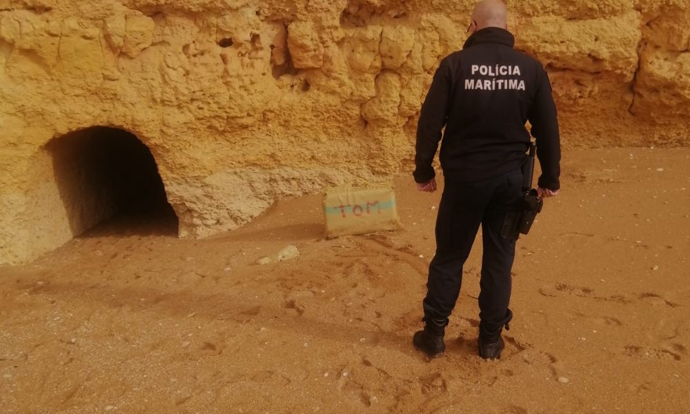 Pol Cia Mar Tima Apreende Mais Fardos De Droga No Algarve Not Cias De