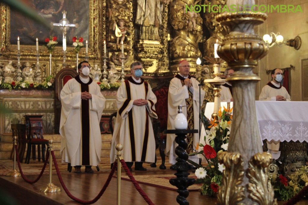 Bispo de Coimbra lembra vítimas da guerra na missa de Páscoa vídeo