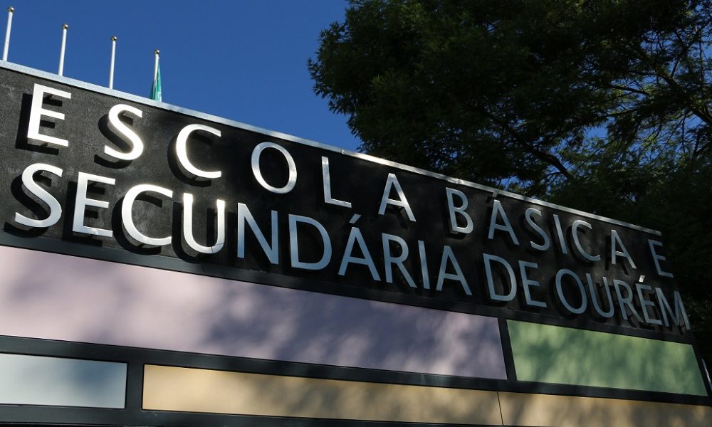 Professores Concentrados Junto A Escola Onde Marcelo Rebelo De Sousa