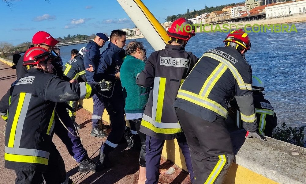 Praticante De Canoagem Resgatado No Rio Mondego Em Coimbra V Deos