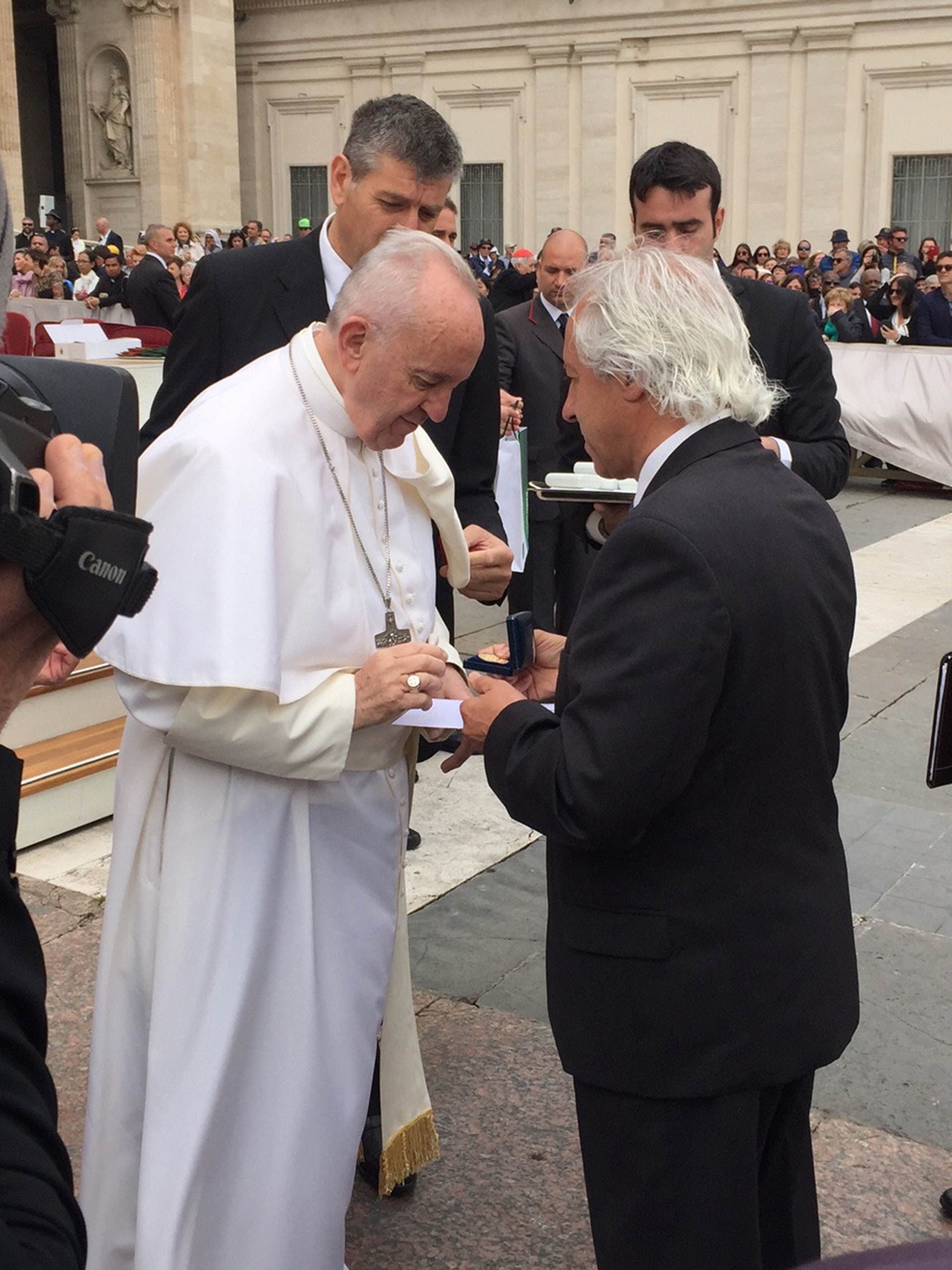 João_Moura_oferece_medalha_Cidade_Cantanhede_Papa_Francisco