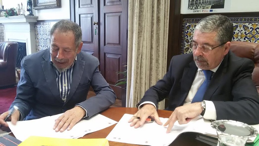 José Simão e Manuel Machado assinam o contrato que está a espantar muita gente por causa das divergências entre e a Junta e a Câmara.