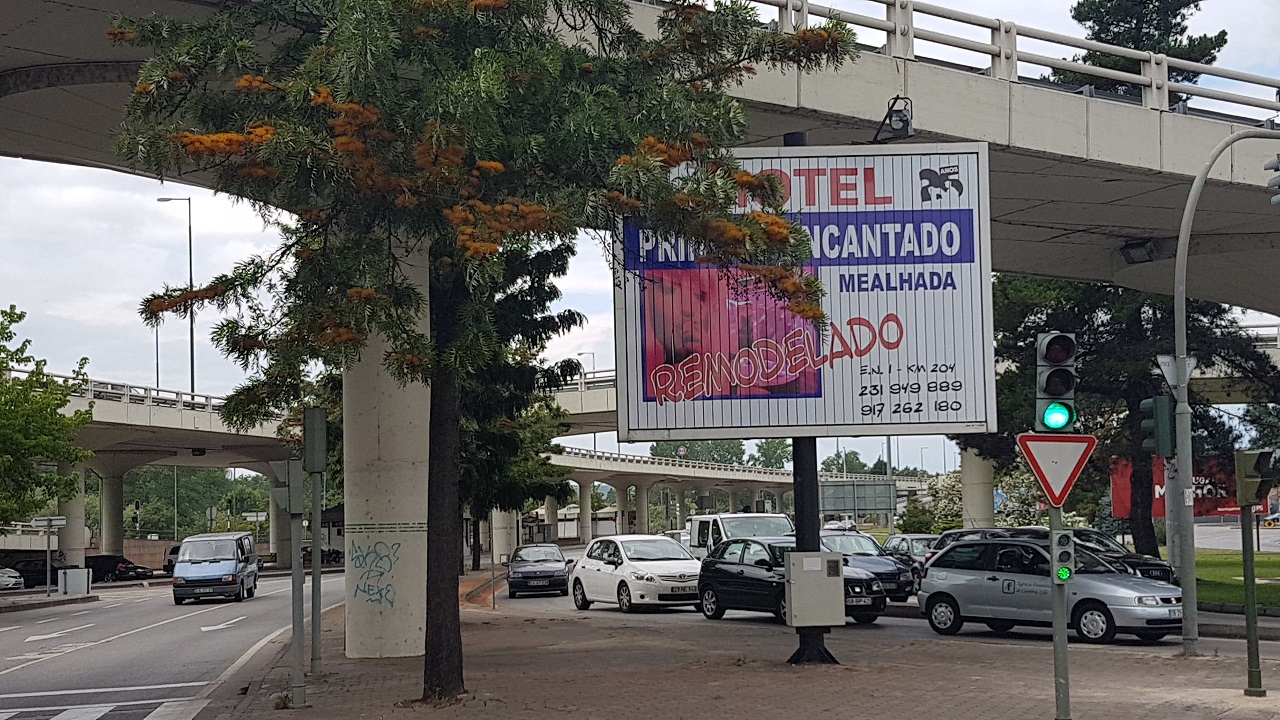 Há dezenas de painéis instalados junto a sinais de trânsito