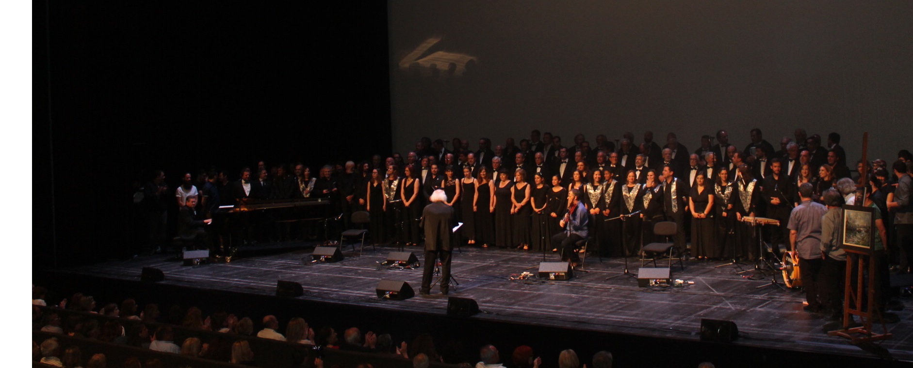 A festa terminou em beleza com todos os artistas em palco com o Coro dos Antigos Orfeonistas