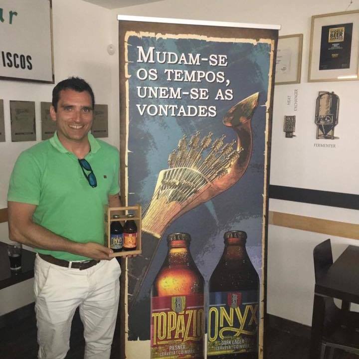 Graciano Paulo Marques, ligado à distribuição da Central de Cervejas mostra a nova imagem das cervejas de Coimbra, que volta a às garrafas bizxinhas e redondinhas