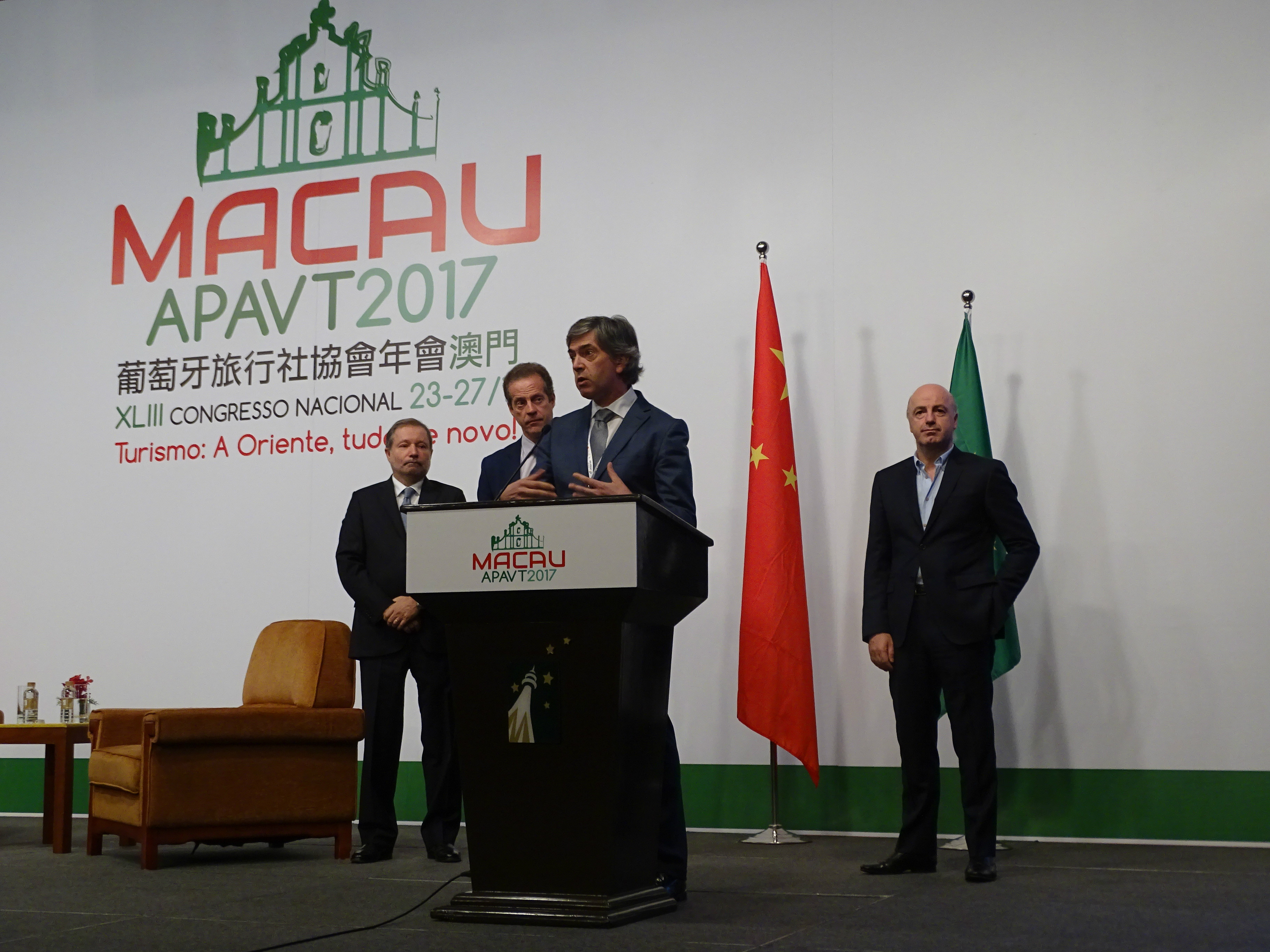 FOTO 1 - Pedro Machado (Presidente do Turismo Centro de Portugal) discursa; atrás, Pedro Costa Ferreira (presidente da APAVT), José Ribau Esteves (Presidente da Câmara Municipal de Aveiro e membro da direção do Turismo Centro de Portugal) e Jorge Loureiro (membro da direção do Turismo Centro de Portugal)