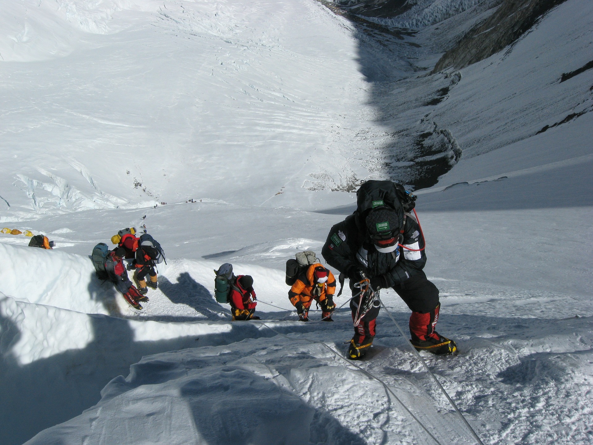 8.848 metros de altura: vídeo viral mostra alpinistas no topo do