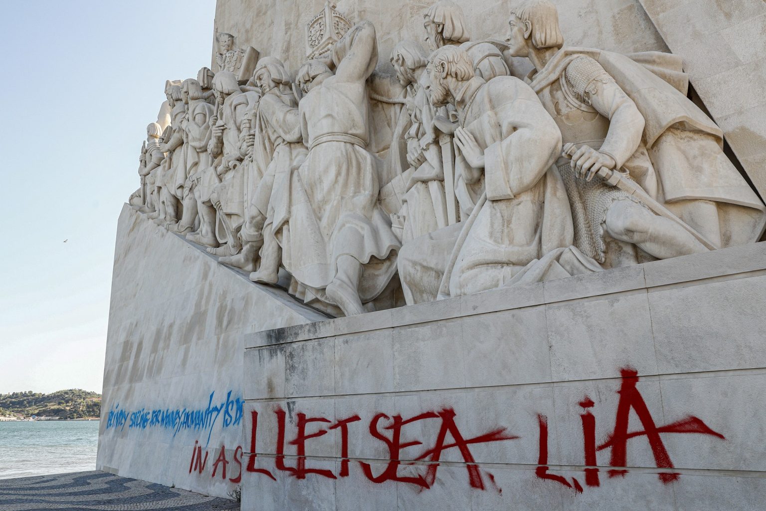 Padrão dos Descobrimentos vandalizado com mensagem em ...