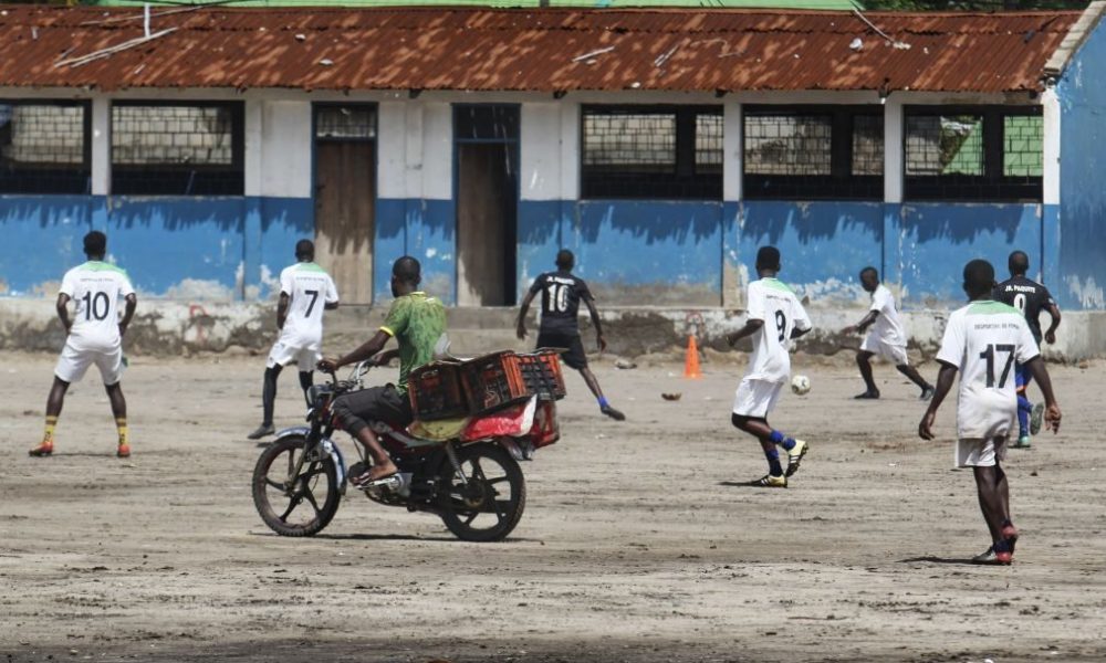 El fútbol evita la guerra en Mozambique con las motos en el centro del campo