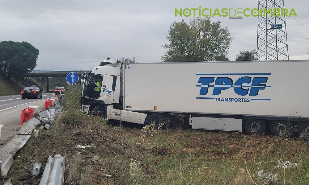 Camião Que Se Despistou Em Cernache Demorou Mais De 12 Horas A Ser Removido Com Vídeos