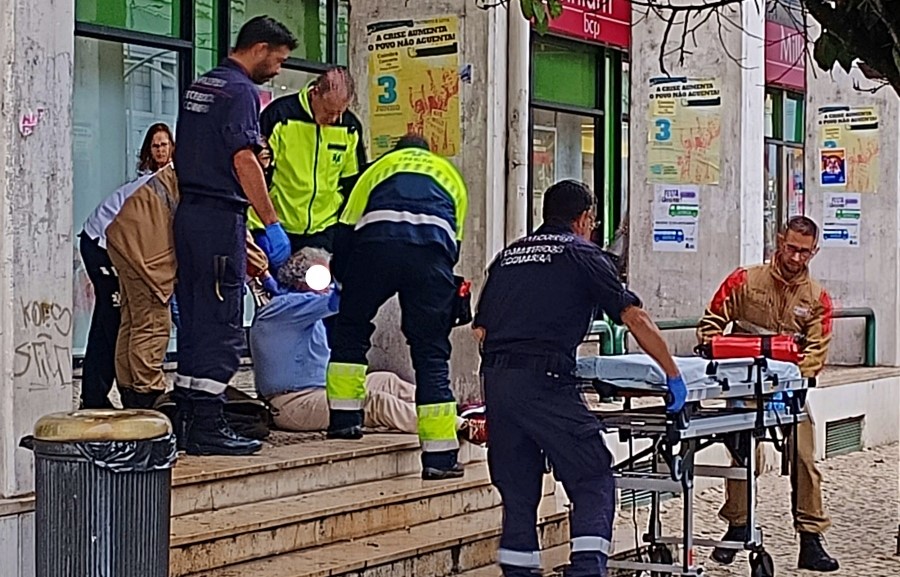 Desmaia e cai na via pública em Coimbra